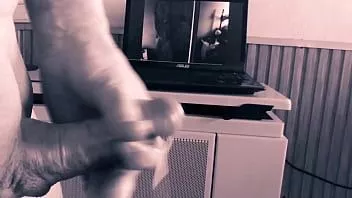 play Masturbación mientras ve a una chica de pie dándose placer a sí misma (# 310)