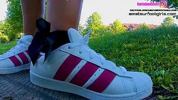Play Kati´s red adidas superstars shoeplay, dipping fishnet socks insoles stinky feet lick her shoes sweaty feet
