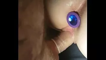 play 顽皮的辣妹插入和性交在小狗