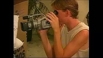 play O cara loiro pediu a seu vizinho para ajudá-lo a colocar uma prateleira na parede depois de se mudar para um novo apartamento, mas eles encontraram um gravador de câmera e decidiram fazer um filme bissexual