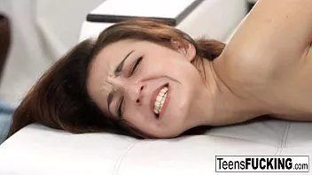 play ¡La joven liona usa sus tacones altos para tener sexo anal duro!